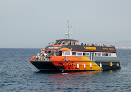 Un ferry de Catamarán Nueva Tabarca navegando hacia la isla de Tabarca desde Santa Pola.