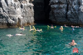 Personen die im türkisblauen Wasser schwimmen während der privaten Bootstour von Faliraki zur Anthony Quinn Bay mit Schwimmstopp mit Sofia Sea Cruises Faliraki.