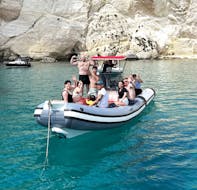 Eine Gruppe von Teilnehmern genießt die RIB Bootstour im Golf von Cagliari mit Stop am Poetto Strand mit Blue Rent Boat Cagliari.