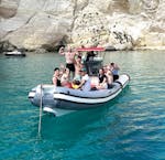 Un grupo de participantes está disfrutando de la excursión enlancha en el Golfo de Cagliari con parada en la playa de Poetto con Blue Rent Boat Cagliari.