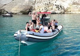 Eine Gruppe von Teilnehmern genießt die RIB Bootstour im Golf von Cagliari mit Stop am Poetto Strand mit Blue Rent Boat Cagliari.