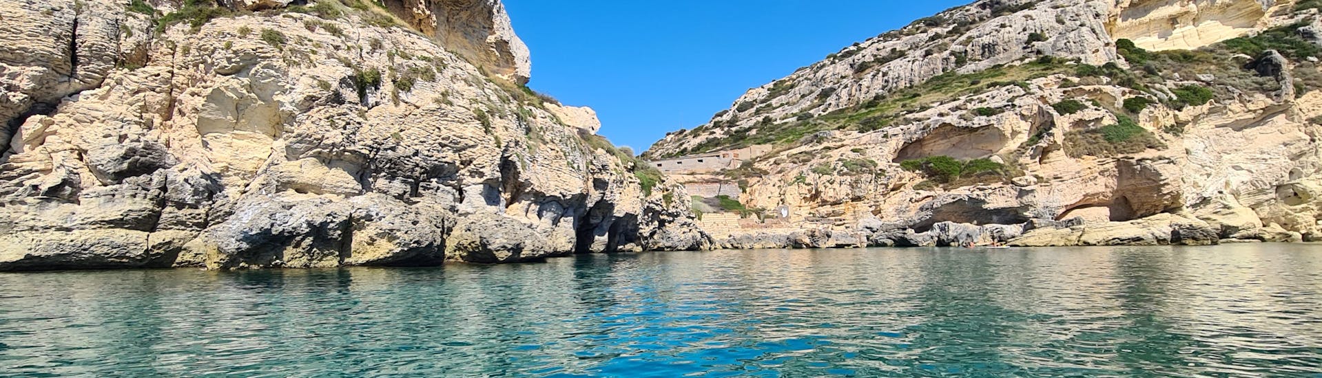 Sicht auf den Golf von Cagliari vom Boot von Blue Rent Boat Cagliari während der RIB Bootstour im Golf von Cagliari mit Stop am Poetto Strand.