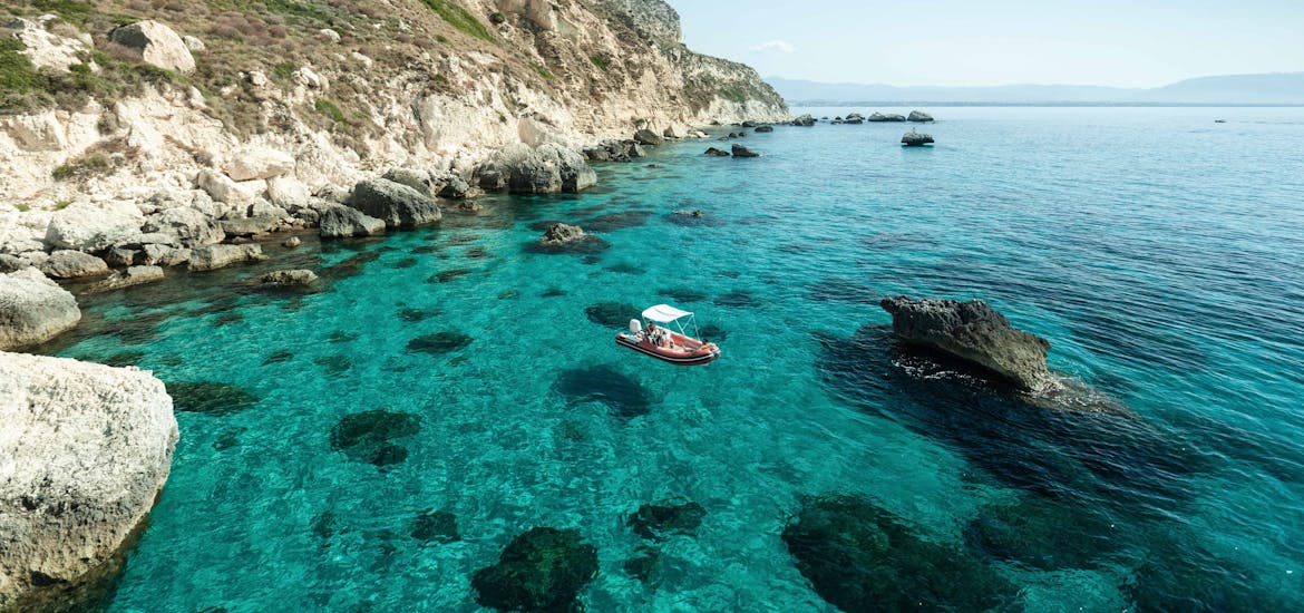 Das Boot genutzt von Blue Rent Boat Cagliari fährt während der Privaten RIB Bootstour im Golf von Cagliari mit Stopp am Poetto Strand.