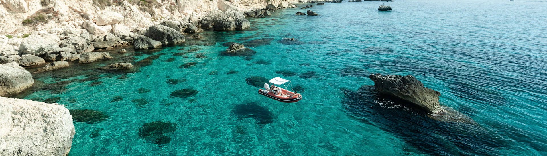 El barco utilizado por Blue Rent Boat Cagliari navega durante el paseo privado en lancha en el Golfo de Cagliari con Parada en la Playa de Poetto.