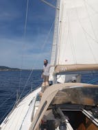 Le voilier XchéNo pendant l'excursion en bateau à voile à Baia di Alghero avec snorkeling et déjeuner avec Cruise Sail Charter Alghero.