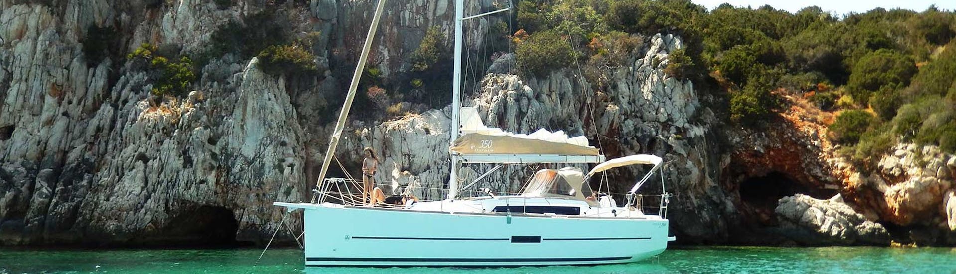 Le voilier XchéNo pendant l'excursion en bateau à voile à Baia di Alghero avec snorkeling et déjeuner avec Cruise Sail Charter Alghero.
