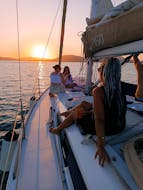 Vista del tramonto durante il Giro al tramonto in barca a vela intorno ad Alghero con aperitivo con Cruise Sail Charter Alghero.