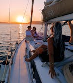 Vue du coucher de soleil lors de la croisière autour d'Alghero avec apéritif avec Cruise Sail Charter Alghero.