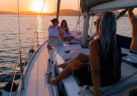 View of the sunset during the Sunset Sailing Boat Trip around Alghero with Apéritif with Cruise Sail Charter Alghero.