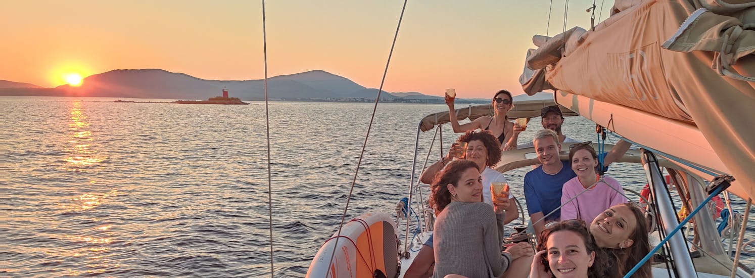 Des personnes profitant de l'excursion en bateau au coucher du soleil autour d'Alghero avec Apéritif avec Cruise Sail Charter Alghero.