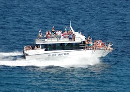 Barco con fondo de cristal utilizado durante el paseo en barco de Sami a Ítaca con baño - Día completo con Sami Star.