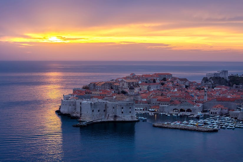 Prachtig landschap van de haven van Dubrovnik tijdens een boottocht bij zonsondergang vanuit Dubrovnik met Marinero Dubrovnik.