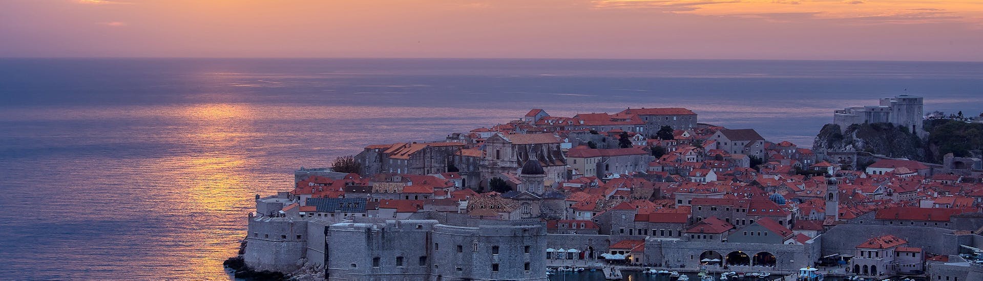 Wunderschöne Landschaft des Hafens von Dubrovnik während der Bootstour bei Sonnenuntergang ab Dubrovnik mit Marinero Dubrovnik.