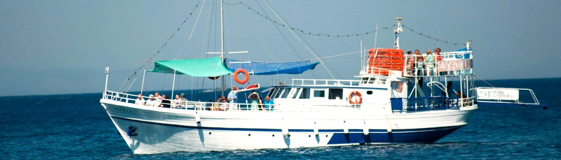 Weißes Boot auf dem Meer während der Bootstour von Mandraki zur Anthony Quinn Bay & Kallithea mit Schnorcheln mit Rhodes Sea Cruises.