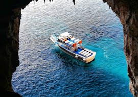 The boat of Fiore Sea Excursions Capri is navigating during the Boat Trip from Capri to the Blue Grotto.