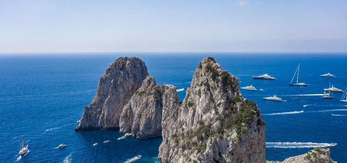 Uitzicht op de Faraglioni di Capri die je kunt bewonderen tijdens de boottocht van Capri naar de Blauwe Grot met Fiore Sea Excursions Capri.