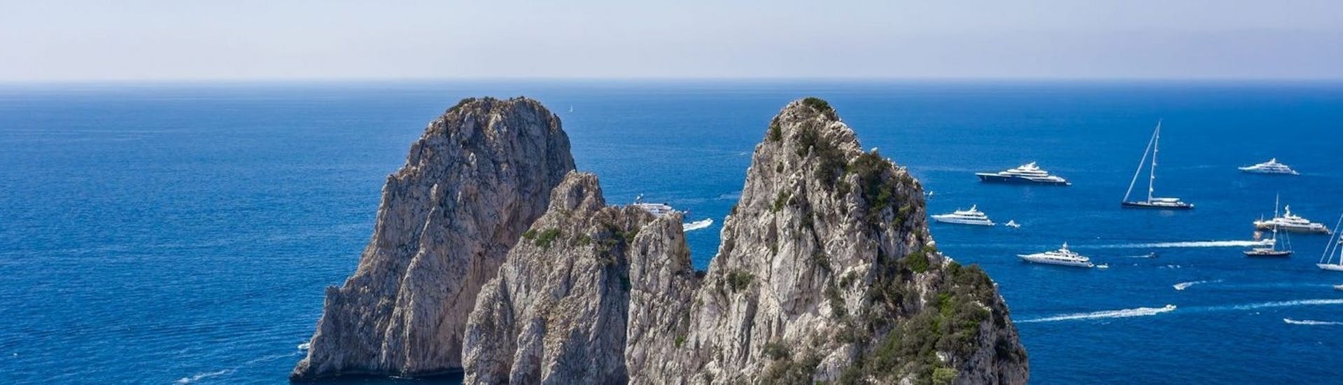 Vista dei Faraglioni di Capri che potrete ammirare durante il Giro in barca da Capri alla Grotta Azzurra con Fiore Sea Excursions Capri.