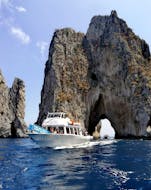 La barca di Fiore Sea Excursions Capri sta navigando durante il Giro in barca da Capri intorno all'isola e alla Grotta Azzurra.