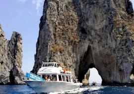 De boot van Fiore Sea Excursions Capri vaart tijdens de Boottocht van Capri rond het eiland en naar de Blauwe Grot.