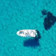 Vue du bateau semi-rigide utilisé lors de l'excursion privée en bateau semi-rigide de Sant'Antioco à l'île de San Pietro avec snorkeling avec Blue Wave Sant'Antioco.