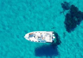 Vue du bateau semi-rigide utilisé lors de l'excursion privée en bateau semi-rigide de Sant'Antioco à l'île de San Pietro avec snorkeling avec Blue Wave Sant'Antioco.