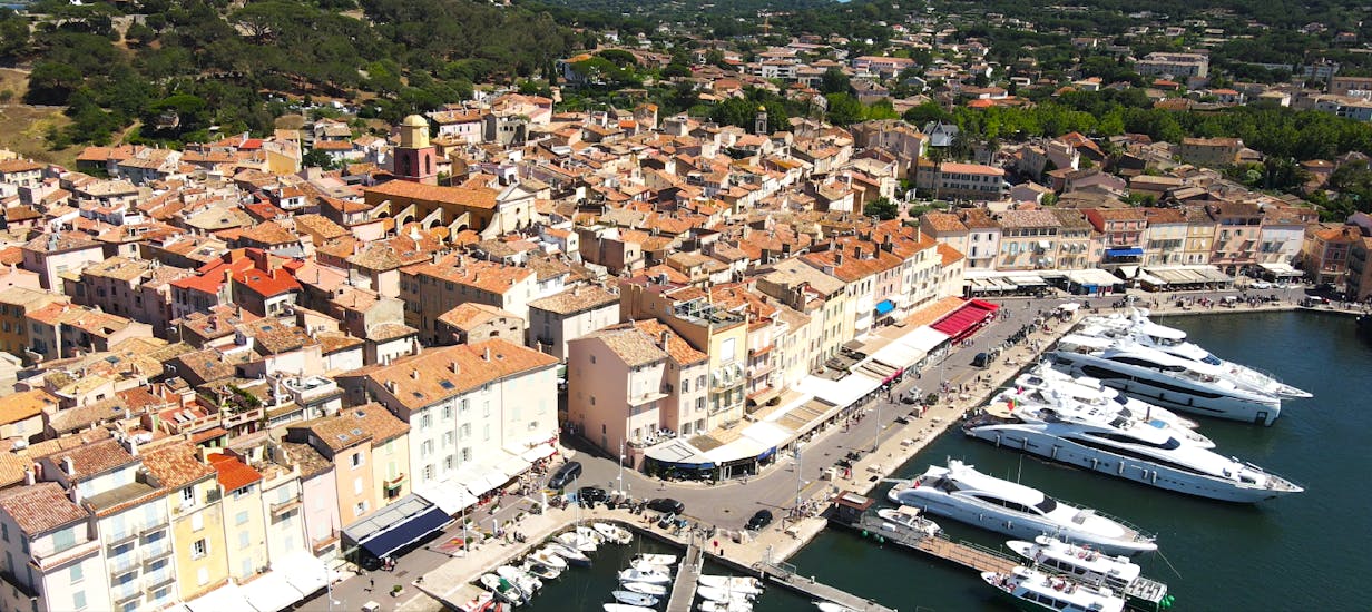 Vista durante el Ferry de ida y vuelta a Saint-Tropez desde Le Lavandou, Cavalaire & La Croix-Valmer con Vedettes Îles d'Or & Le Corsaire.