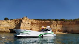 Katamaran navigiert während der Privaten Katamarantour zu den Benagil Höhlen bei Sonnenuntergang mit Kayaking mit Seasiren Tours Algarve.