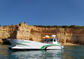 Un catamaran naviguant lors de la Balade privée en catamaran au coucher du soleil à Benagil & plage de Marinha avec Kayak avec Seasiren Tours Algarve.