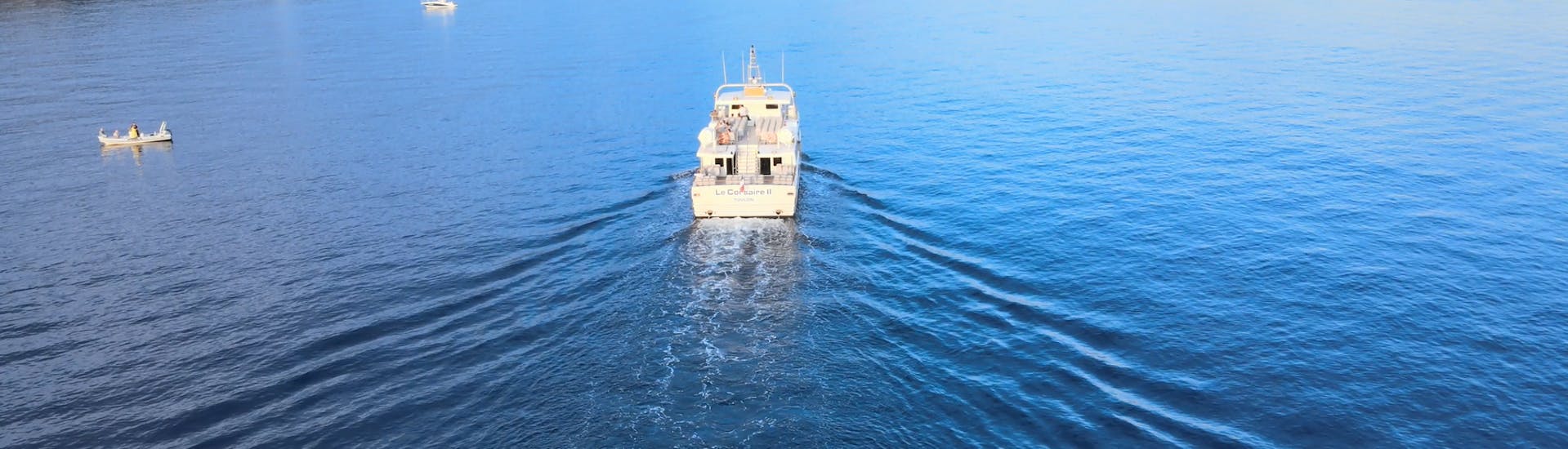 Vue de la Balade en bateau le long de la côte des Maures depuis Le Lavandou avec Vedettes Îles d'Or & Le Corsaire.