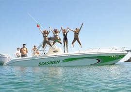 Des gens sautent sur le bateau lors de la Balade privée en bateau aux grottes de Benagil & à la plage de Marinha avec Seasiren Tours Algarve.
