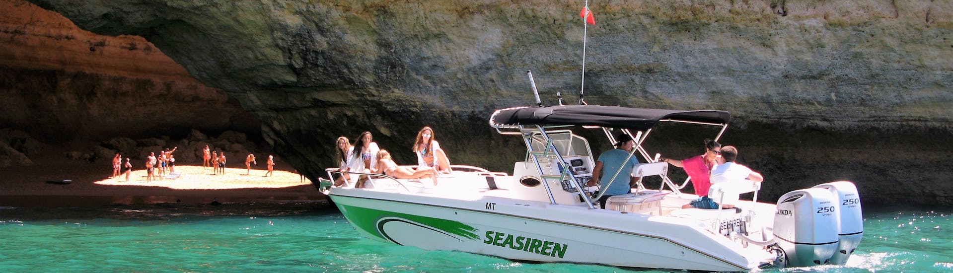 Boot fährt entlang der Höhlen während der Privaten Bootstour zu den Benagil Höhlen & Marinha Strand mit Seasiren Tours Algarve.