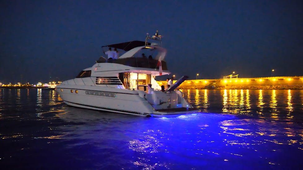 Photo de nuit du bateau disponible lors de la Location de bateau à Torrevieja avec skipper (jusqu'à 10 pers.) avec Adventure Boat Torrevieja.