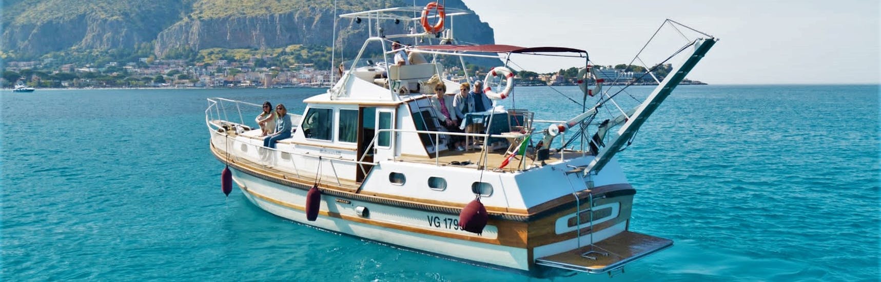 The boat used by Seica Boat during the boat trip from Palermo to Mondello Beach with apéritif.