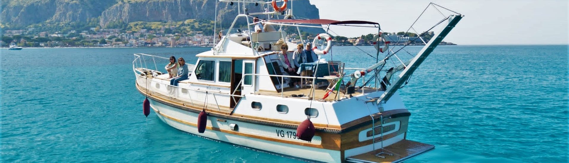 Le bateau utilisé par Seica Boat lors de l'excursion en bateau de Palerme à la plage de Mondello avec l'apéritif.