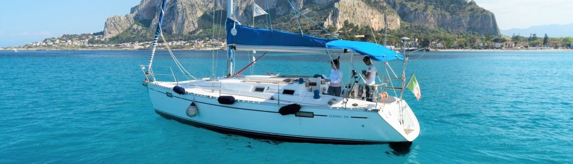 Das Segelboot während der Privaten Bootstour von Palermo zum Strand von Mondello mit Apéritif