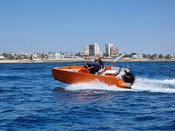 Un gommone che naviga durante il Noleggio gommone a Torrevieja (fino a 8 persone) con patente con Adventure Boat Torrevieja.