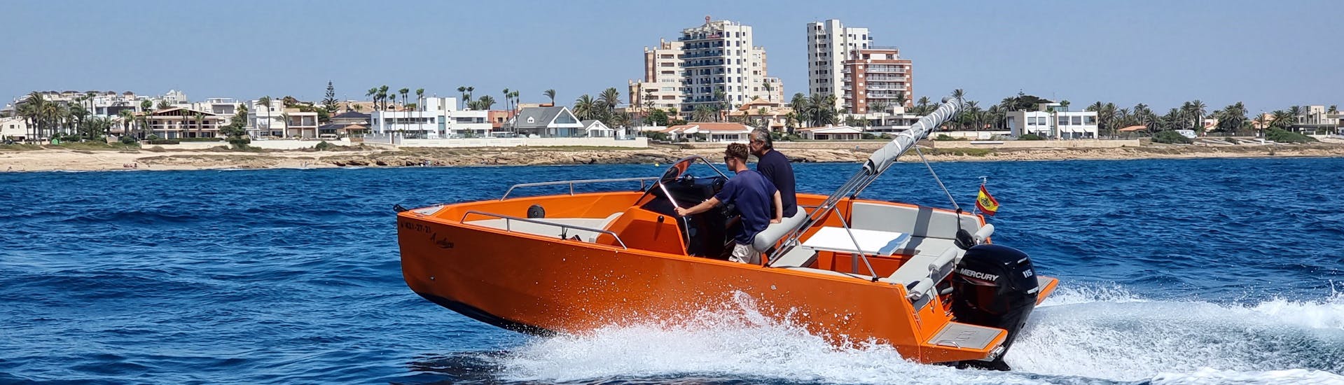 Un barco nabegando durante un alquiler de barco en Torrevieja (hasta 8 personas) con licencia con Adventure Boat Torrevieja.