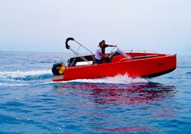 Un gommone che naviga durante il Noleggio gommone a Torrevieja (fino a 8 persone) con patente con Adventure Boat Torrevieja.