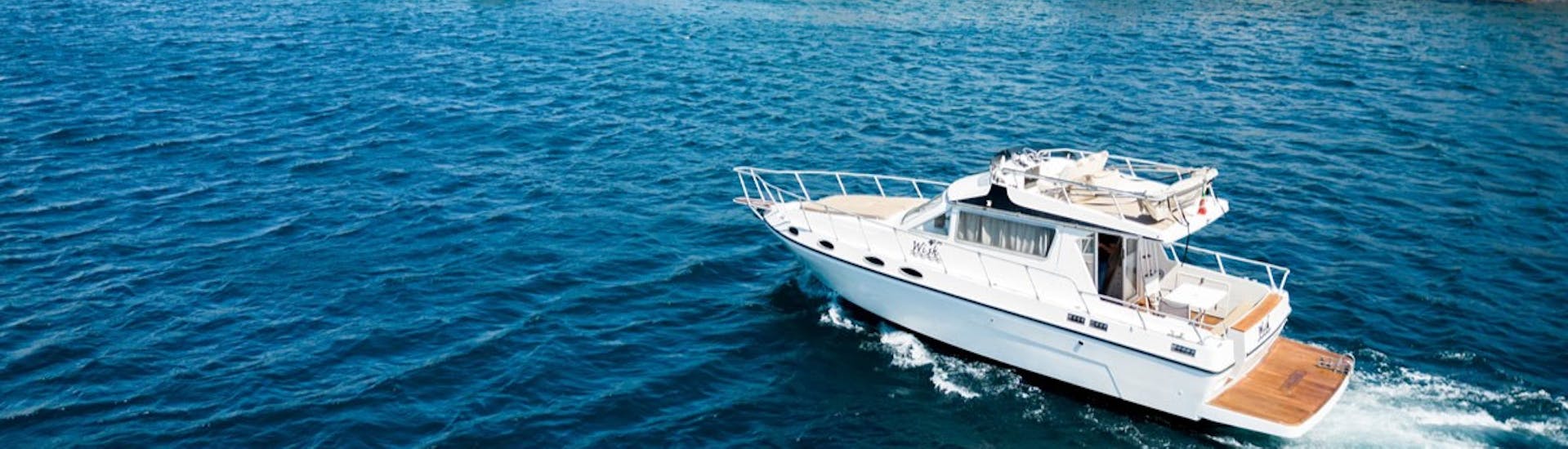 De boot Wish gebruikt tijdens de Privéboottocht van Catania naar de Cycladeneilanden met aperitief met Wish Boat Rent Catania.