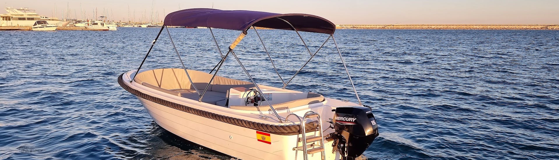 Picture of the unlicensed boat rental for up to 5 people navigating around Torrevieja from Adventure Boat Torrevieja.