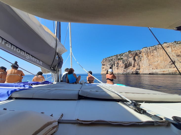 Gita in catamarano nel Golfo di Alghero con pranzo a Cala Dragunara e snorkeling.