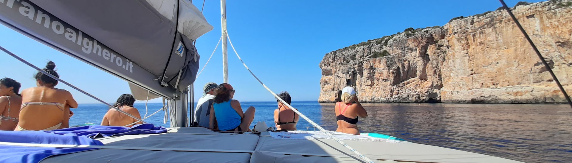 Balade en catamaran dans le golfe d'Alghero avec Déjeuner à Cala Dragunara & Snorkeling.