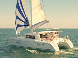 De zeilcatamaran gebruikt door All Sailing Alghero tijdens de Catamarantocht bij zonsondergang in de Golf van Alghero met aperitief en snorkelen.