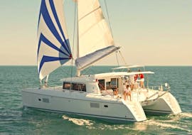 De zeilcatamaran gebruikt door All Sailing Alghero tijdens de Catamarantocht bij zonsondergang in de Golf van Alghero met aperitief en snorkelen.
