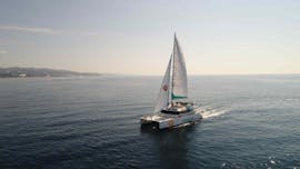 Foto genomen met een drone van een feest op een Catamaran Tocht vanuit Valencia met DJ & Paella met Mundo Marino Valencia.