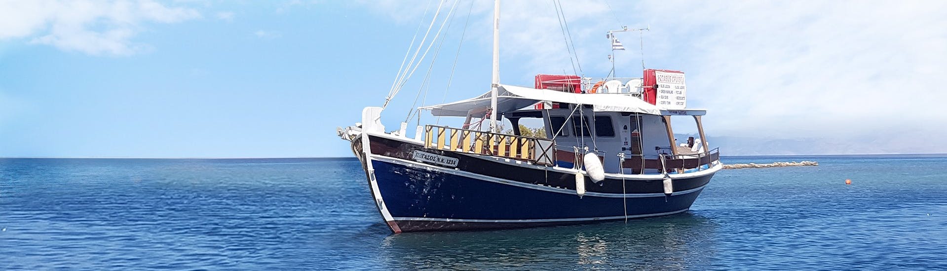 Pegasus Cruises navigiert durch das Meer während der Segeltour nach Sivota und zur Blauen Lagune mit Schnorcheln.