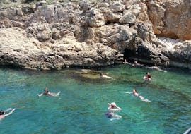 Un groupe de personne nagent pendant un arrêt baignade durant la Balade en bateau à Kormat, la Grotte bleue & la plage Golden Bay avec Snorkeling avec Kapetan Nemo and Mali Pin Krk.