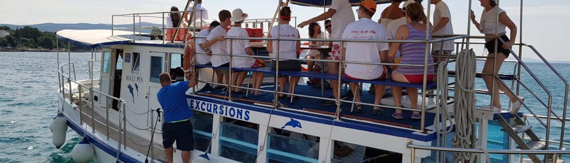Groep mensen die genieten van de boottocht naar Kormat, de Blauwe Grot en het Golden Bay strand met snorkelen met Kapetan Nemo & Mali Pin Krk.