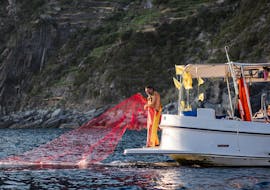 Un pêcheur expérimenté de Monterosso Pescaturismo pendant une Balade en bateau depuis Monterosso avec Initiation à la pêche.