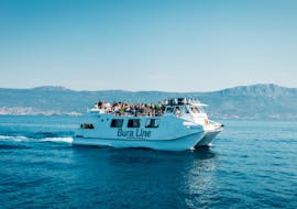 Barco utilizado durante el viaje en barco a Trogir con almuerzo y snorkel en el naufragio Šolta y Blue Lagoon por Bura Line Split.